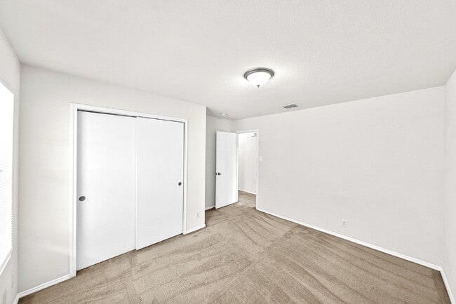 Building Photo - Charming 4-Bedroom Sanctuary - Spacious Living Awaits