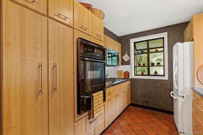 Building Photo - 18 Harvard Ln