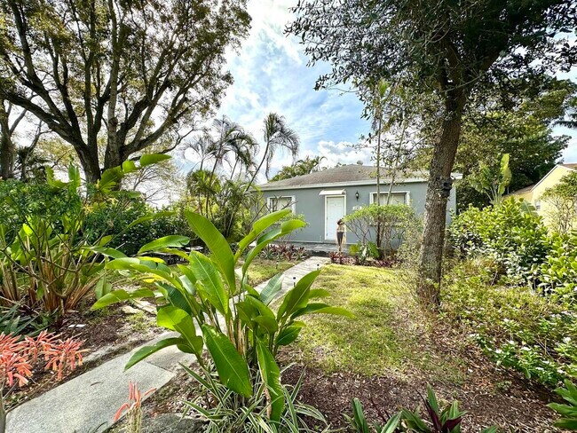 Building Photo - 1147 15th Ave N