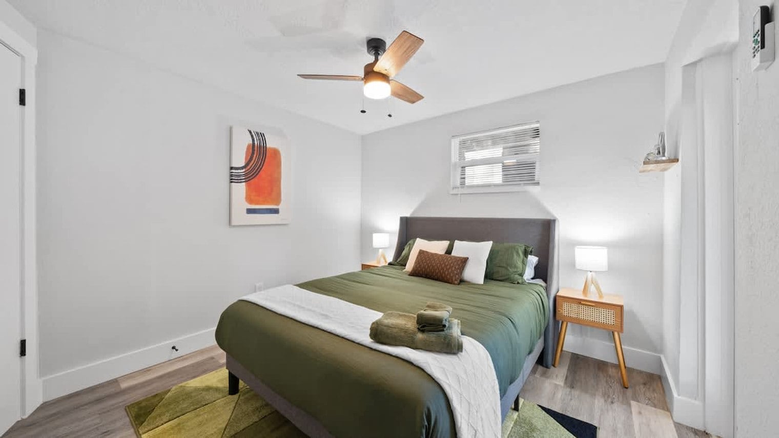 Building Photo - 1007 E Comanche Ave