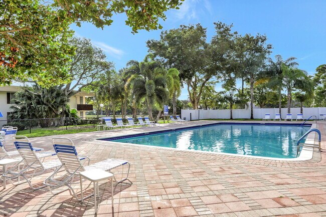 Building Photo - 2851 S Palm Aire Dr