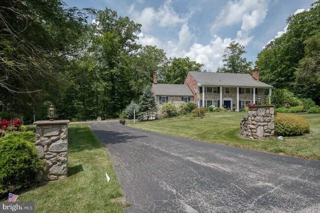 Building Photo - 337 Crum Creek Ln