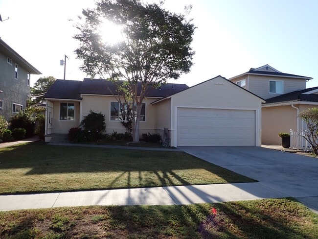 Building Photo - Single Family House in Desirable Neighborhood