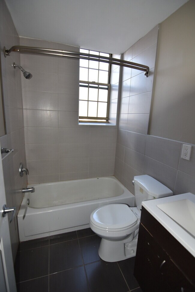 Building Photo - 4714 Chestnut St