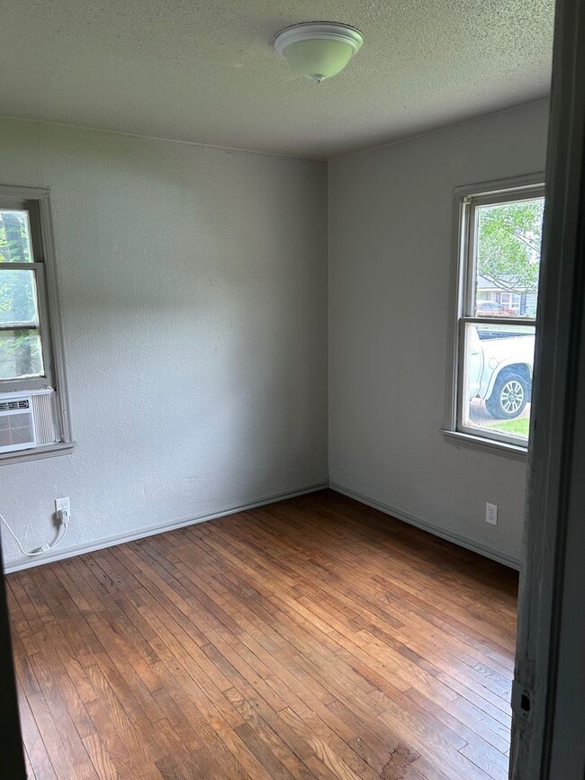 Building Photo - Charming 3 bedroom, 1 bathroom home