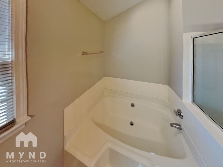 Building Photo - 9043 Silver Coach Ln