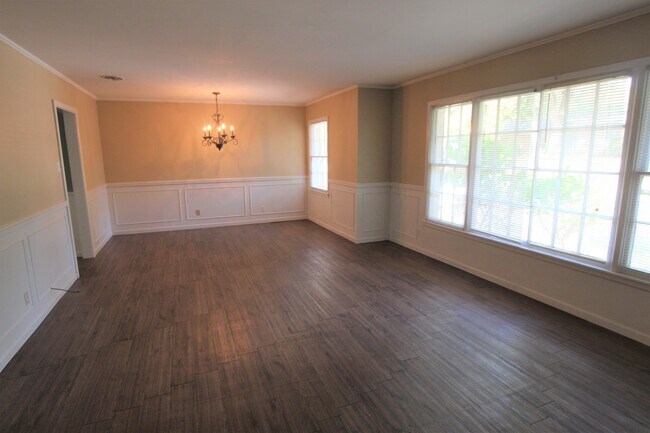 Building Photo - Beautiful 3 Bedroom 2 Bath with Large Back...