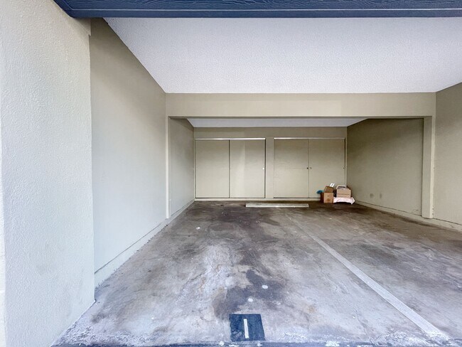 Building Photo - Just Refreshed Ewa Beach Condo with A/C