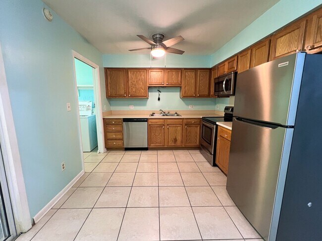Building Photo - 2BR/1BA Flat Biking/Walking Distance to UF...