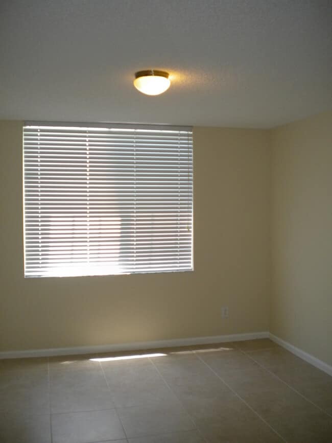 Building Photo - 2 Bedroom 2 Bath available in the Enclave