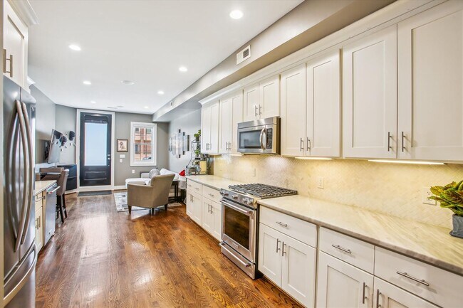 Building Photo - 2 BED PLUS DEN!!! * Fully Furnished and Fa...