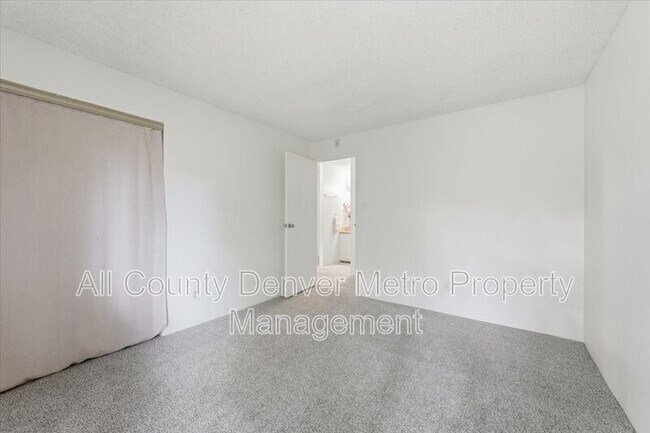 Building Photo - 1400 Golden Cir