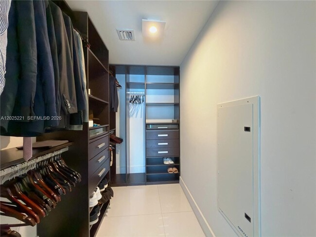 Building Photo - 200 Biscayne Blvd Way