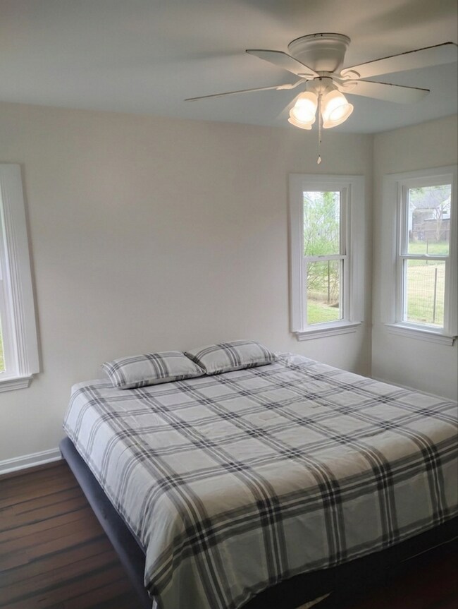 Building Photo - Stunning 3 Bedroom/2 Bath Awaits You