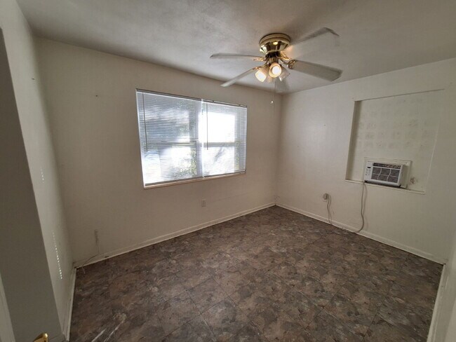 Building Photo - 3/2 Single Family Home available in Pt Charlotte