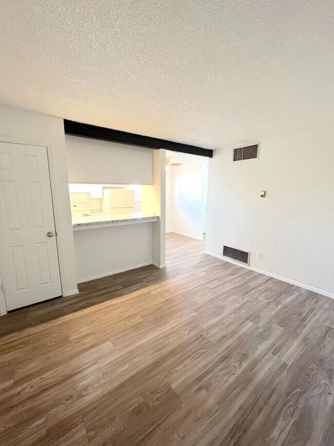 Building Photo - One Bedroom Unit with On site Laundry!