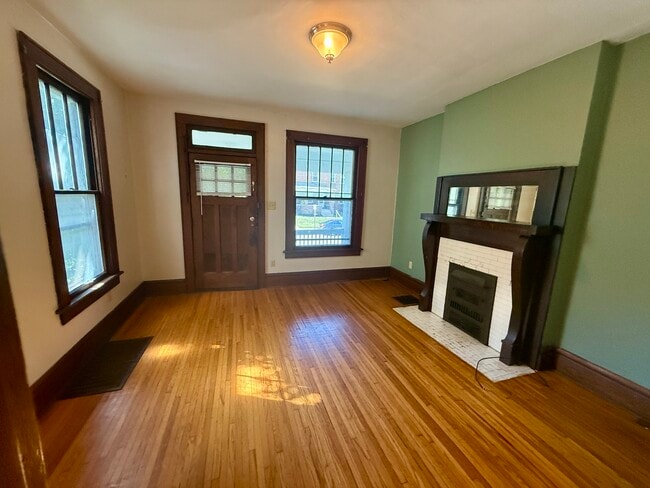 Primary Photo - 468 E Tompkins St