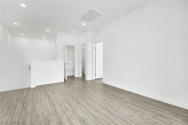Building Photo - 600 N Carriage Hill Dr