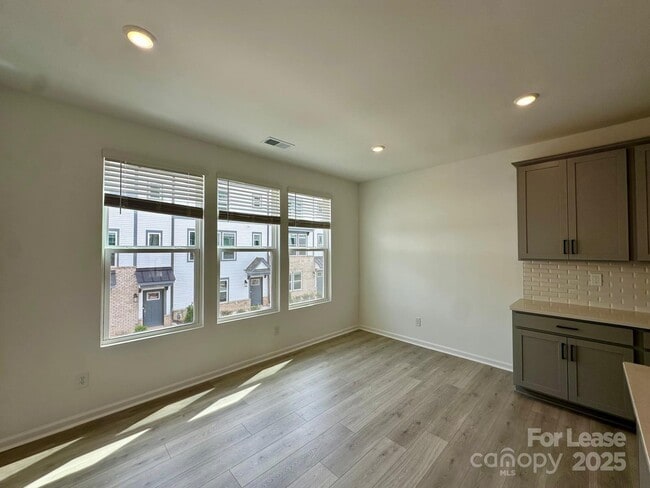 Building Photo - 1556 Blanche St