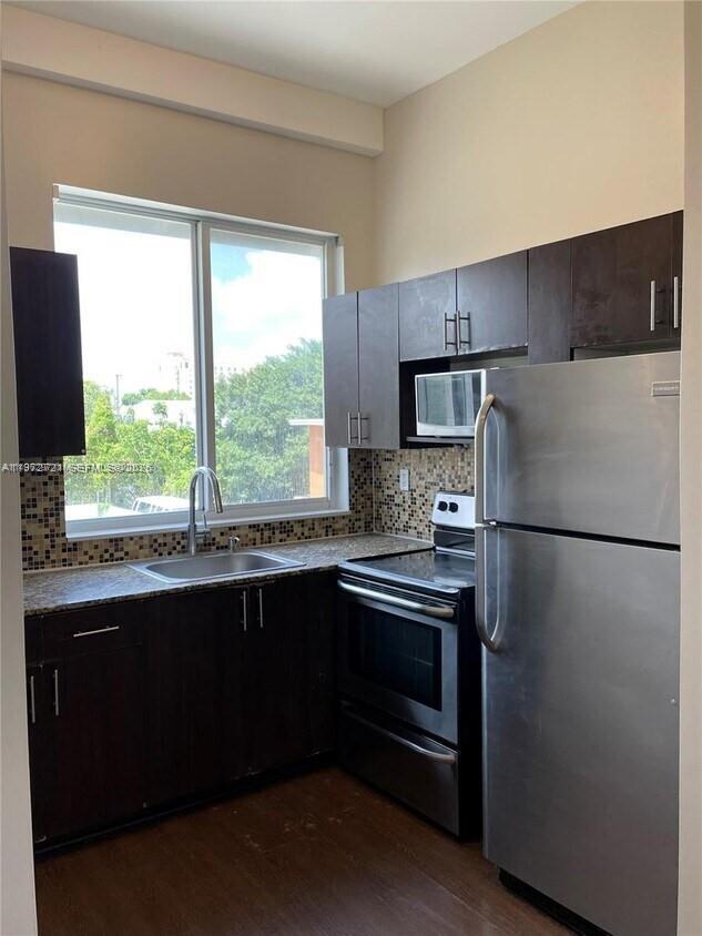 Building Photo - 1469 SW 5th St