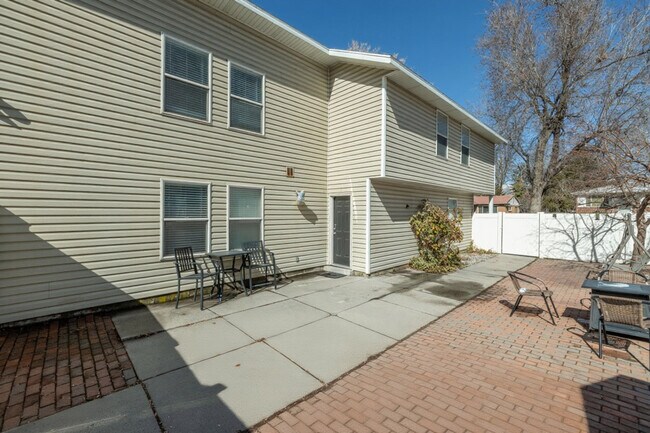 Building Photo - 924 Lowell Ave S