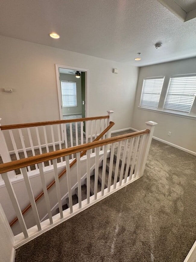 Building Photo - Shasta View Gardens Home - AVAILABLE for Move In