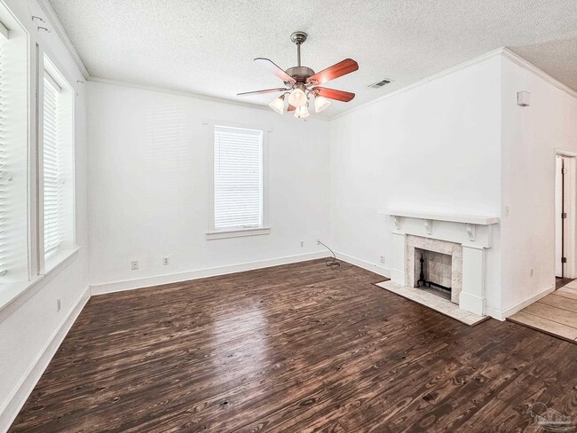 Building Photo - 919 E La Rua St