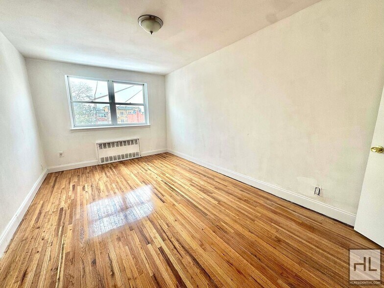 Building Photo - 28 AVENUE