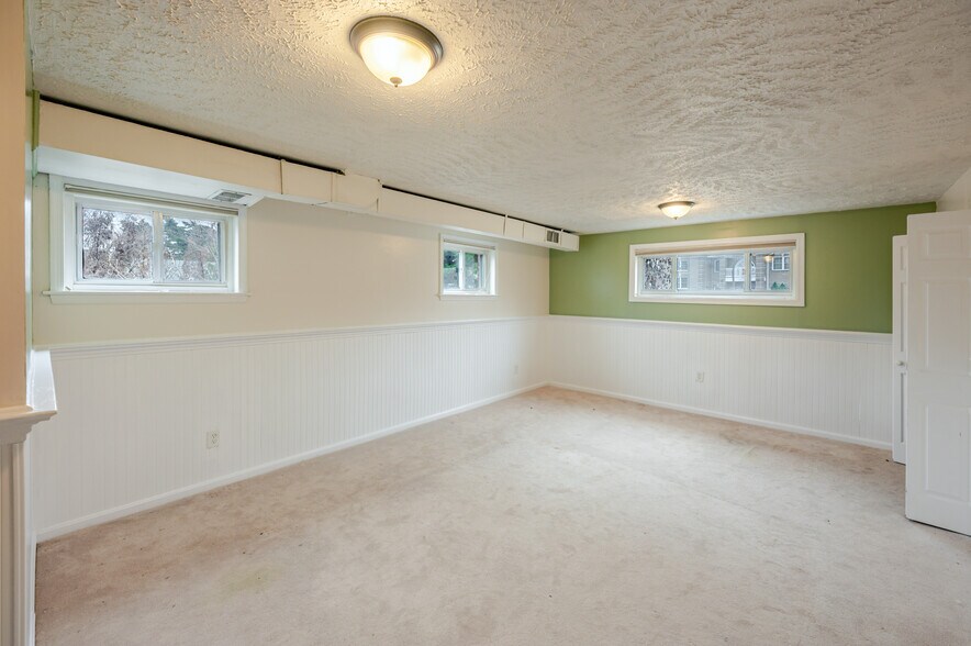 Building Photo - 5806 Flanders St