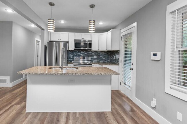 Building Photo - 1699 Flintwood Dr SE