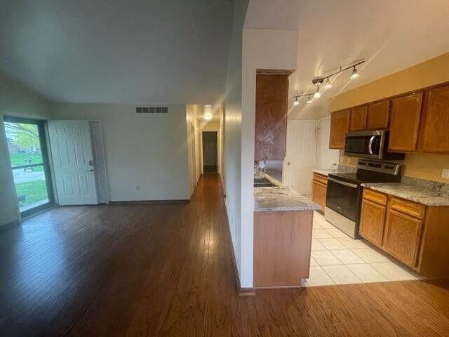 Building Photo - 1581 Dover Hill N