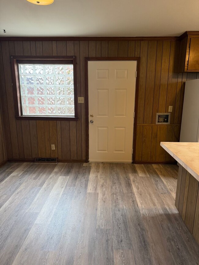 Building Photo - 2 Bedroom End Unit with New Flooring, Appliances & Fresh Paint!