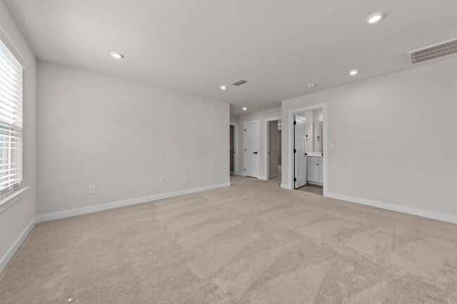 Building Photo - Luxurious 4-bed