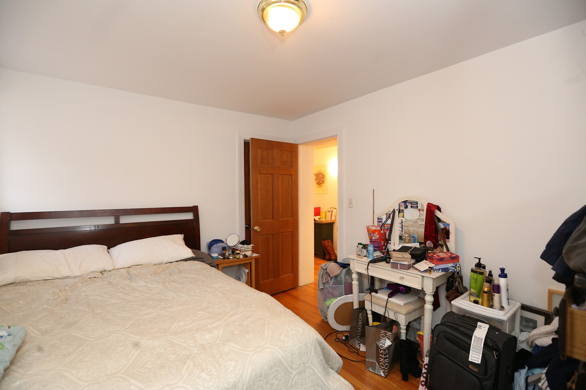 Building Photo - 922 W Addison St