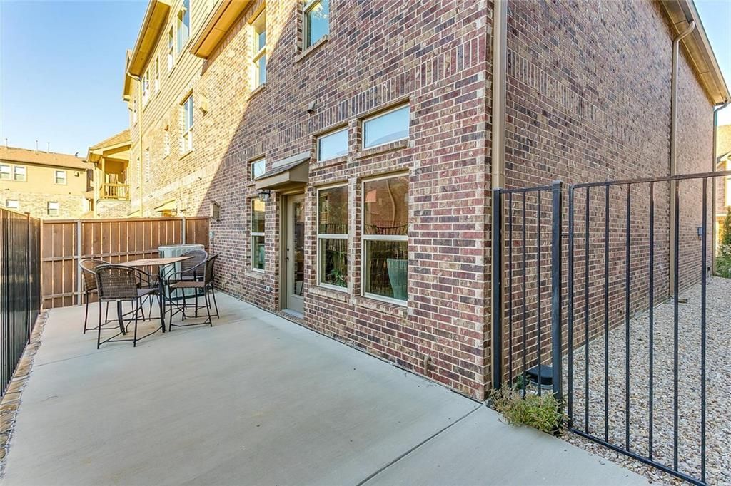 patio - 580 Hampshire Dr