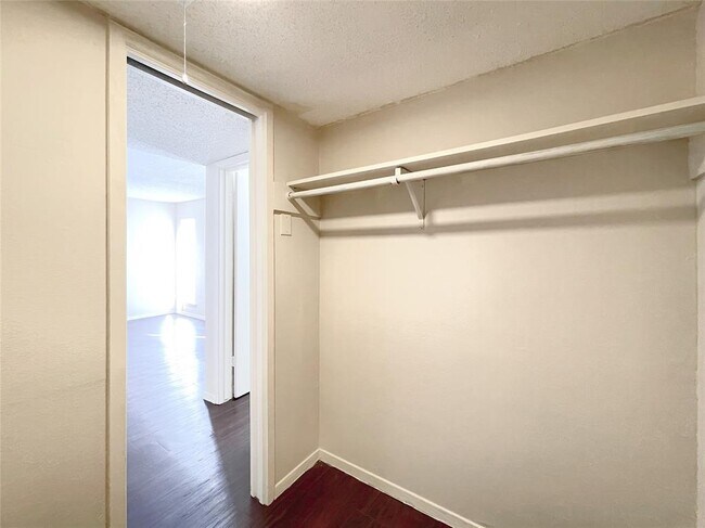Building Photo - 3431 N Hills Dr