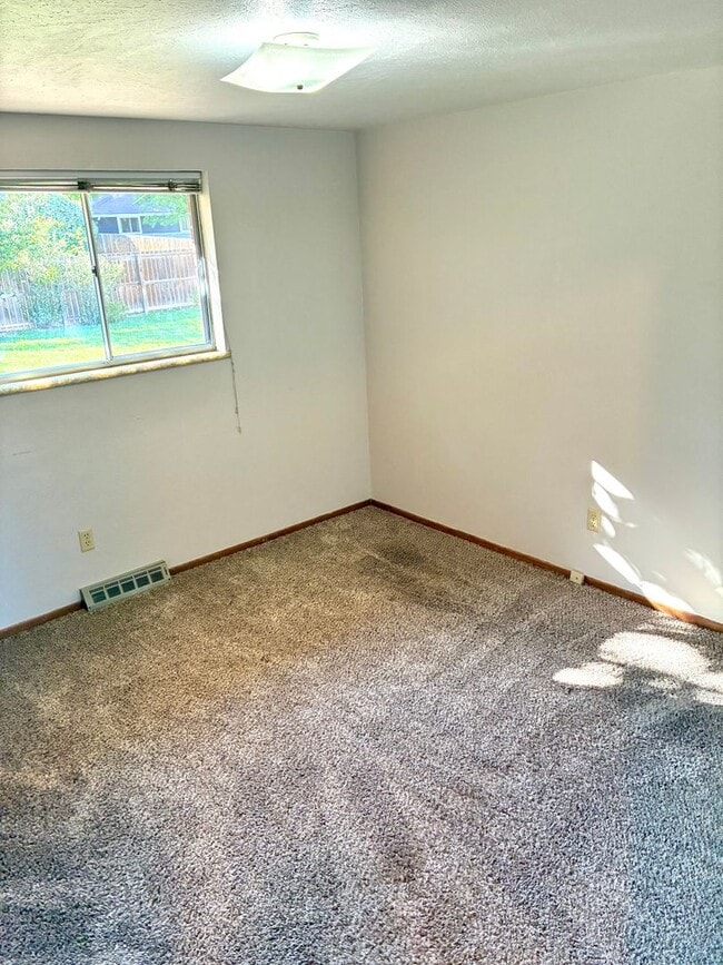 Building Photo - 3 Bedroom, 1 Bath Home with 1 car attached garage in Northwest Loveland, CO