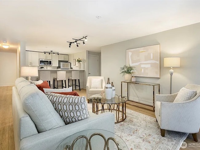 Building Photo - Spacious 2 bedroom 2 bath condo with parki...