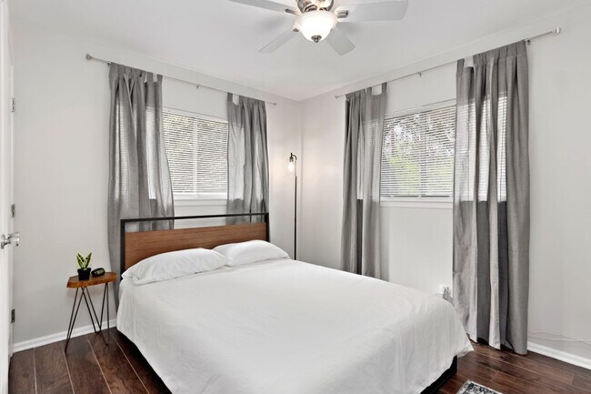 Building Photo - 10904 Putman Farm St