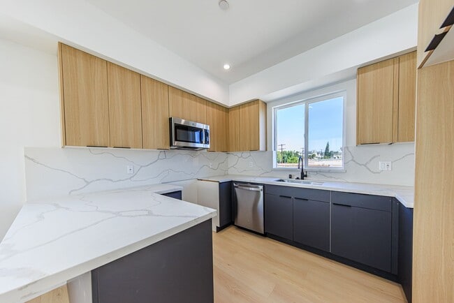 Building Photo - 2847 S Victoria Ave