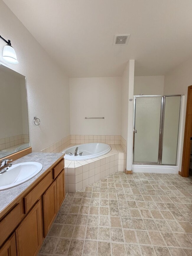 Building Photo - Spacious 3-Bed Home with Private Baths, Owners are offering a 10%discount to military families