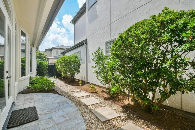 Building Photo - 2702 Tudor Manor