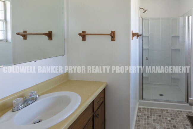 Building Photo - 598 Highland Dr