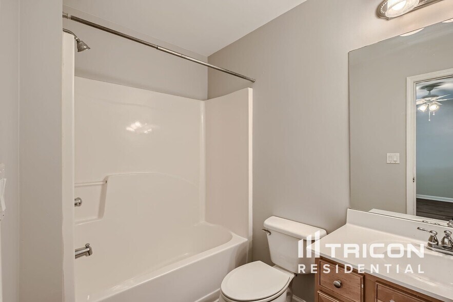 Building Photo - 9124 Loxford St