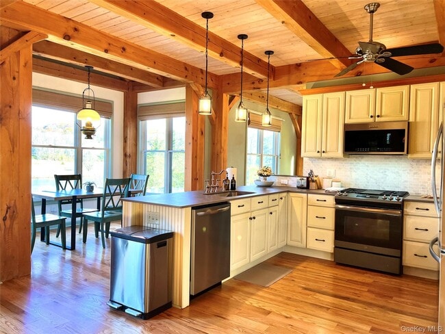 Building Photo - 7 Silo Ln