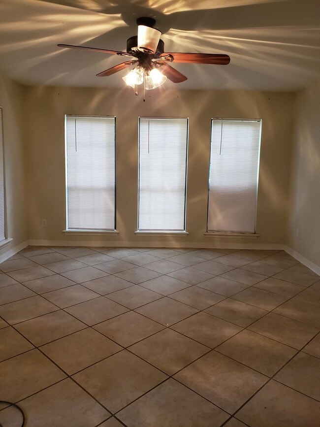 Building Photo - Beautiful 2 bed/2 bath townhome in the gat...