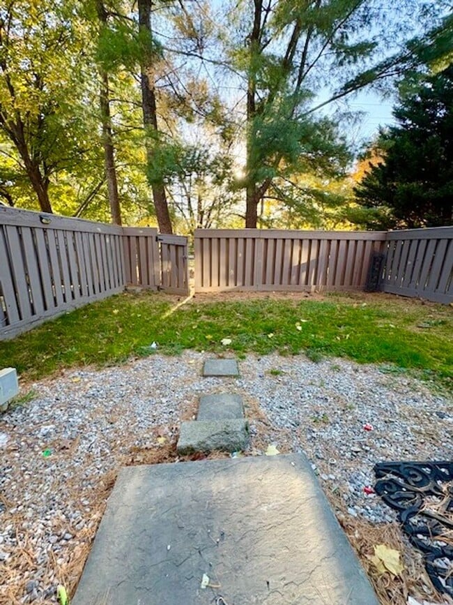 Building Photo - Beautiful end-unit townhome. Walkout basement. Quiet community