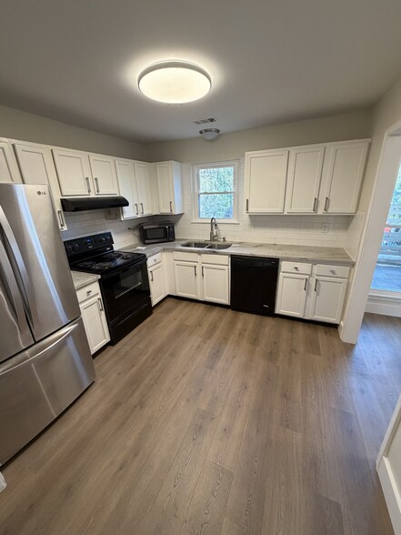 Building Photo - 3155 Cape Cir