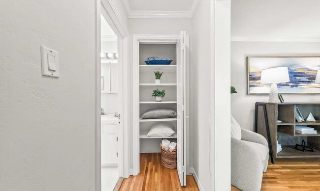 Building Photo - Spacious 1 bedroom 1 bathroom top floor unit in a highly desirable west side location!