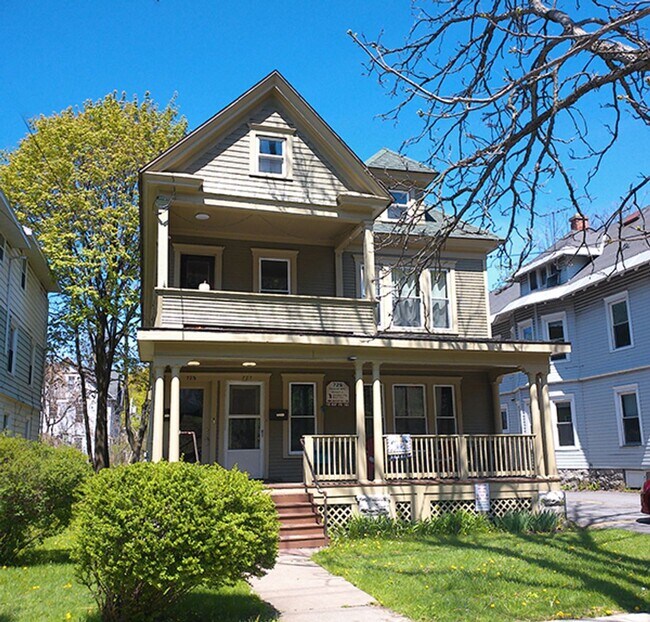 Building Photo - First Floor Flat Close to Campus Off Stree...